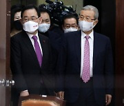 [헤럴드pic] 회의실로 들어오는 국민의힘 김종인 비상대책위원장과 주호영 원내대표