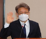 [헤럴드pic] 선서하는 권칠승 중소벤처기업부 장관 후보자