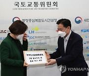 가덕도신공항특별법 촉구서한 전달하는 김영춘