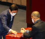 [포토]임성근 판사 탄핵안, '투표하는 박병석 국회의장'