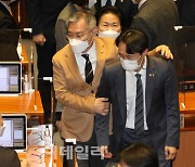 [포토]임성근 판사 탄핵안, '격려받는 이탄희 의원'