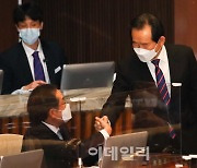 [포토]국회 본회의, '인사하는 정세균-홍준표'