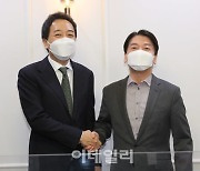 [포토]악수하는 안철수-금태섭, '단일화 논의'