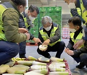 [포토] 설 성수품 점검하는 장철훈 농업경제대표