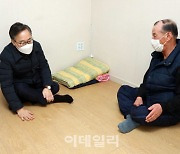 [포토] 소외계층 가정 방문한 유성훈 금천구청장
