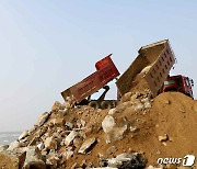북한, 간석지개간사업 진행 "막돌과 흙 운반"
