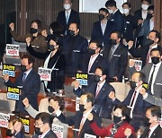 민주당, 법관 탄핵심판 청구 즉시 착수..박주민·이탄희, 헌재 출발