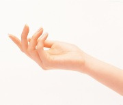 손톱으로 알아보는 건강 신호 8가지