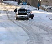얼어버린 도로에 멈춘 차량