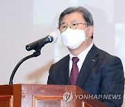 환영사 하는 김복철 한국지질자원연구원장