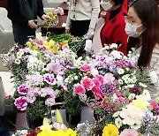 화훼농가 꽃 구매 나선 강릉시의회