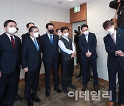 '2평에 임대료24만원' 서울역 쪽방주민들, '5평에 4만원' 새 집