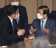 대화 나누는 박병석 국회의장·성윤모 장관
