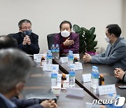 설 앞두고 서문시장 상인과 만난 홍준표 의원