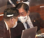 대화하는 성윤모·김현수 장관