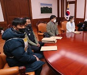 김진숙 복직 촉구하는 시민단체 만나는 박병석 의장