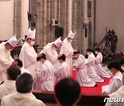 안수 받는 서울대교구 새 사제들