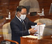 <포토> 대정부질문 자료 보는 홍남기 경제부총리