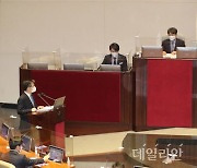 <포토> 변창흠 국토교통부 장관에게 질문하는 김희국 의원
