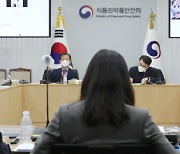 "아스트라제네카 백신 고령층 접종, 재논의 필요"..식약처