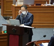 홍남기 '보편+선별' 지원 반대 입장 고수..여당은 '기재부 때리기' 지속
