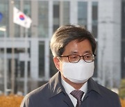 김명수 대법원장 최대 위기.. 법조계·정치권서 '사퇴 촉구' 확산