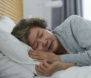 여성은 나이 들수록 늦게 자고 수면 효율 떨어져