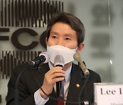 탈북자의 '北인권 증언' 검증해야 한다는 이인영