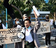 의료진 출근 거부·軍업체 불매운동.. 미얀마 불복종운동 확산