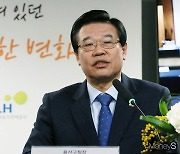 [머니S포토] 서울역 쪽방촌 정비 계획발표, 발언하는 성장현 용산구청장