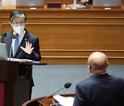 변창흠 국토, 택시·버스 기본요금 질문에 "카드로 내는데.." 진땀