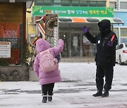 학부모 절반 이상 "새 학기 등교수업 확대 '찬성'한다"