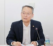 與 "檢 백운규 전 장관 구속영장 청구, 명백한 정치 수사"