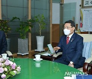 [자료사진]여수시장-남해군수, 해저터널 범시민추진위 구성 등 협의