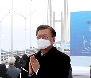 신안 앞바다에 세계최대 풍력단지..文 "신형원전 6기 발전량"