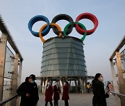 "베이징올림픽 선수단, 코로나와 인권문제 직면"