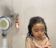이윤지, '♥정한울' 딸 라니 혼자 샤워하기 성공! "내 새끼 다 컸네" 감동