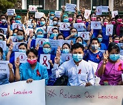 미얀마 대학가서 수백 명 쿠데타 항의..日 업체 "군과 계약해지"