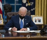 바이든, 행정조치로 1인당 학자금 대출 1,100만원 탕감 추진