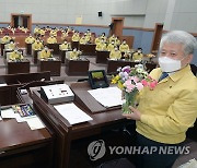 꽃병 놓인 강릉시의회 본회의장