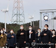 국기에 경례하는 문 대통령