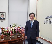 팬카페 회원에게 꽃 선물 받은 민주당 이낙연 대표