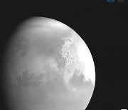 중국 첫 화성탐사선 톈원 1호가 보낸 첫번째 화성 사진