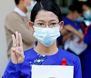 "쿠데타 반대" 미얀마 교사들도 세 손가락 경례