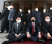[사설] '인간 차단벽'과 쇠사슬로 대법원 출입문 막은 김명수