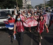 미얀마서 쿠데타 반대 시위에 수천명 집결..군부, 인터넷 차단