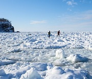 [한 컷 세계여행] 세상의 땅끝에서 얼음 덮인 바다를 걷다