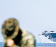 무기 사용 허용 받은 中해경선, 처음으로 센카쿠 일본 영해 '침범'