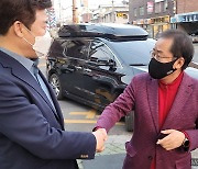 [머니S포토] 경남 의령에서 만난 홍준표·윤영석 의원