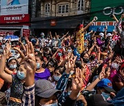 인터넷 막아도..미얀마 거리서 수천 명 쿠데타 항의 시위